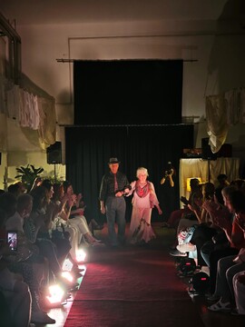 Manekeni in manekenke v zrelih letih: poseben poudarek je bil namenjen medgeneracijskemu povezovanju.